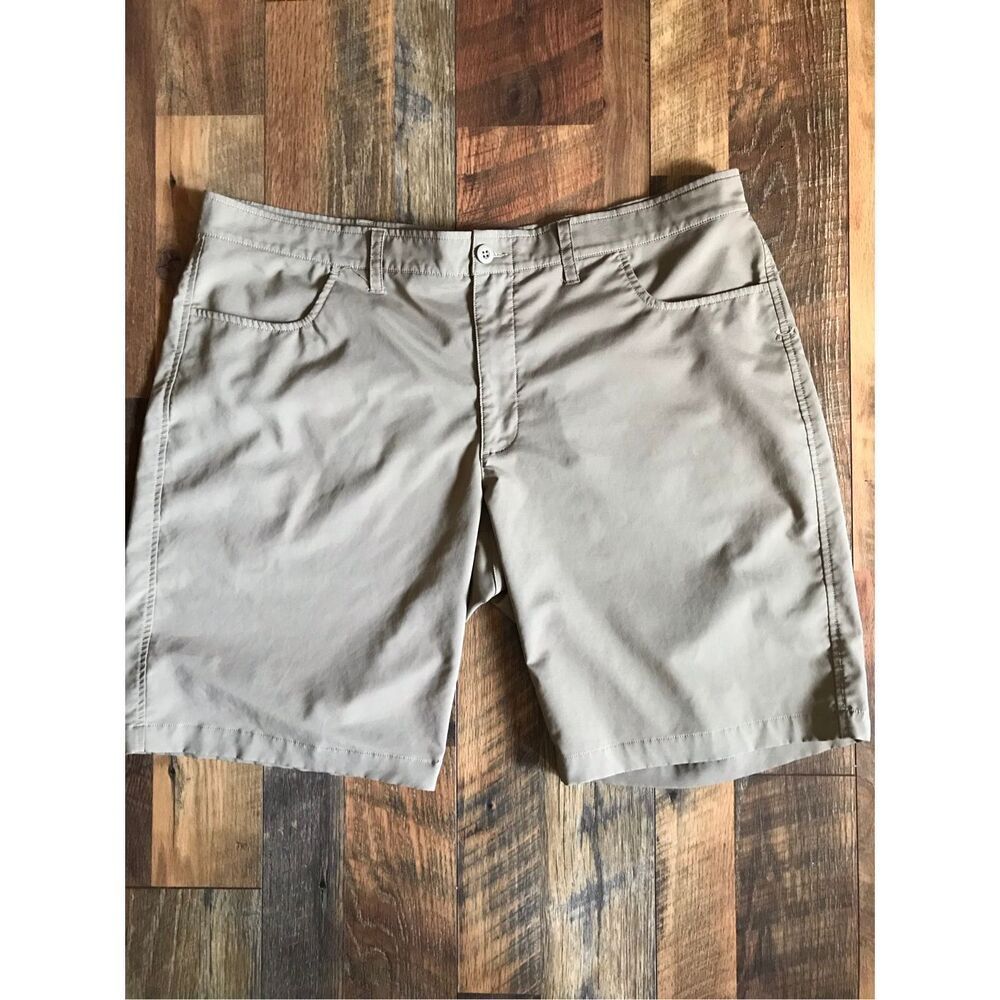 Under Armour Mens khaki Shorts SZ 42 loose heatgear golf